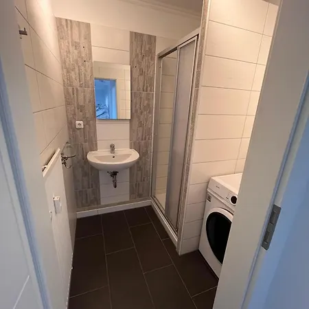 3 Bedroom Apartment, 6 Singlebeds, Parking, Balcony, 5min To Autobahn A7 公寓 *