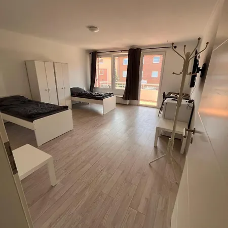3 Bedroom Apartment, 6 Singlebeds, Parking, Balcony, 5min To Autobahn A7 *