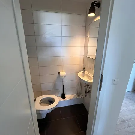 3 Bedroom Apartment, 6 Singlebeds, Parking, Balcony, 5min To Autobahn A7 公寓 *