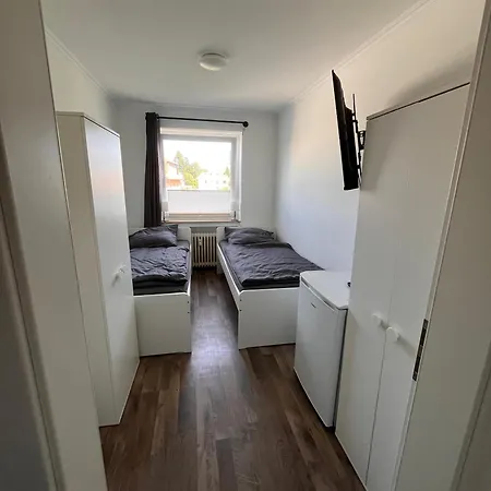 3 Bedroom Apartment, 6 Singlebeds, Parking, Balcony, 5min To Autobahn A7 * 卡尔滕基尔兴
